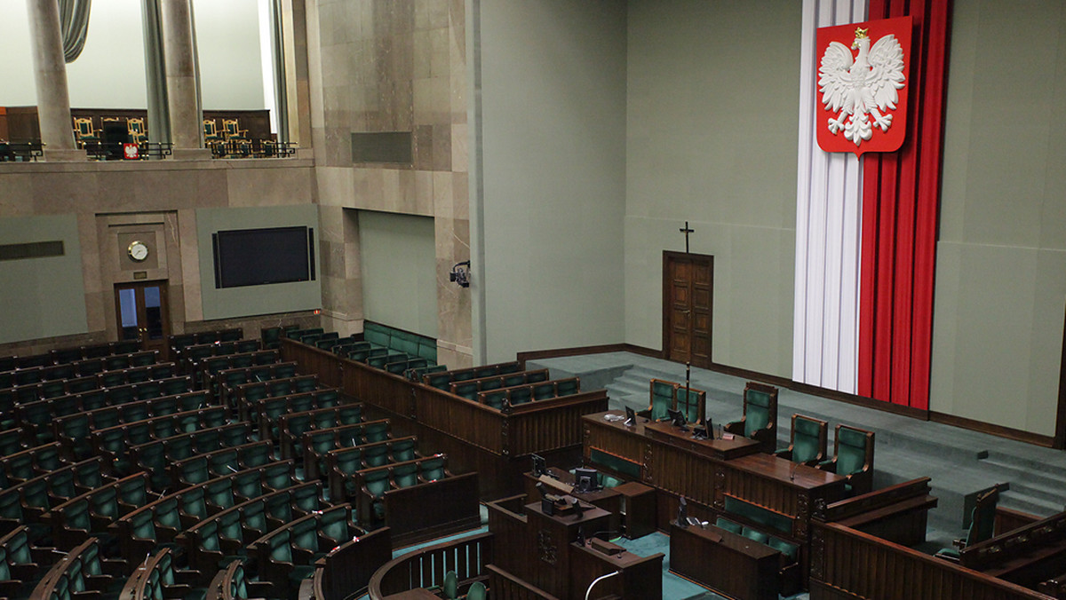 Po godz. 9 Sejm wznowił posiedzenie. Posłowie zajmą się m.in. przygotowanym przez PiS projektem uchwały ws. aktywnego działania na rzecz wprowadzenia równych i niedyskryminujących zasad podziału środków na unijne dopłaty bezpośrednie dla rolników.