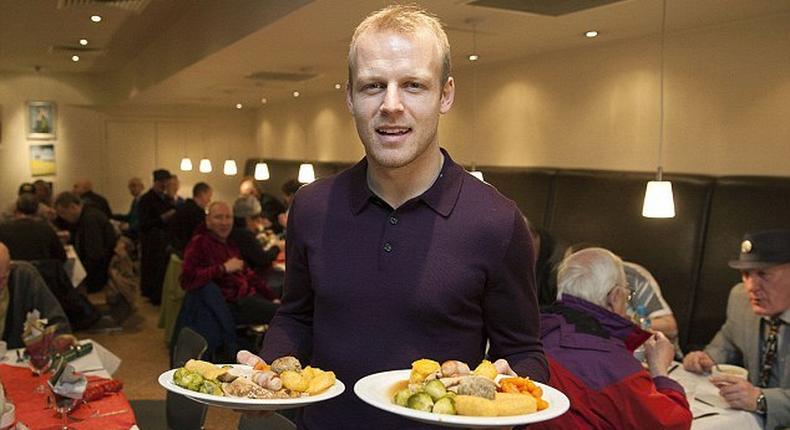 Steven Naismith feeds homeless people in Glasgow