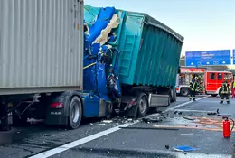 Kierowca został uwięziony w zniszczonej kabinie. Uwolnienie go zajęło 90 minut