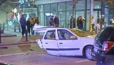 Vozilo prepolovljeno nakon saobraćajne nesreće u Paraćinu 