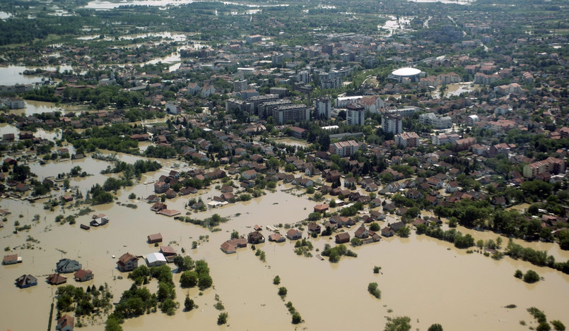 Woda zalała teren, na którym żyje ponad milion ludzi. Ponad pół miliona osób trzeba było ewakuować, wielu znalazło się w sytuacjach bezpośredniego zagrożenia życia. - Sytuacja jest katastrofalna stwierdził premier Serbii, Aleksander Vucic. Jego zdaniem, podobnej wody Bałkany nie widziały nie od wieku, ale od tysiąca lat.