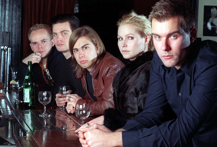 Nina Persson i The Cardigans w 1998 rou