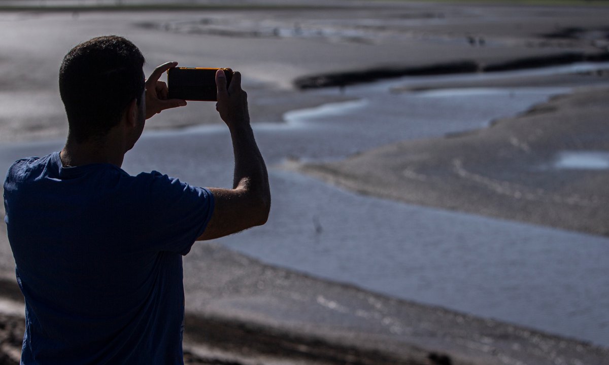 Adam odwiedził nieistniejące państwo. "Wykasować to zdjęcie!"
