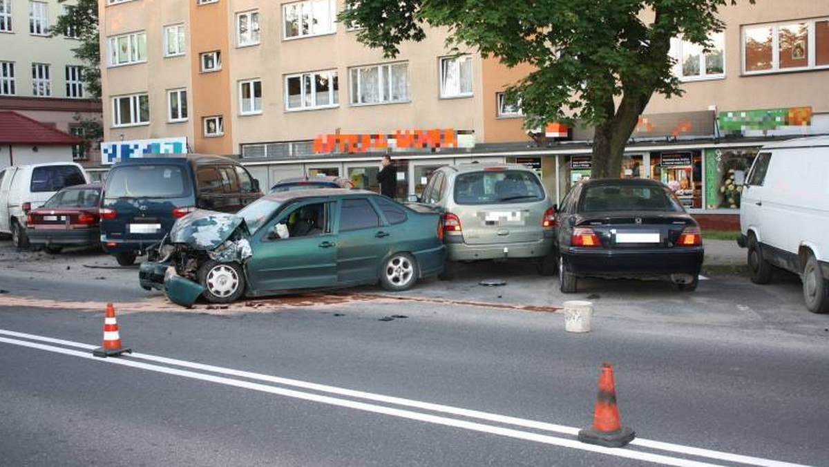 Policjanci udaremnili jazdę 20-letniej mieszkance gminy Samborzec, która jadąc volkswagenem polo uszkodziła dostawczego citroena i pięć aut osobowych. Nietrzeźwa kobieta straciła prawo jazdy.