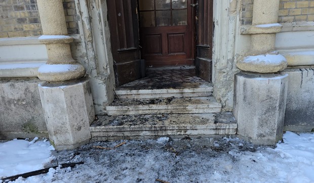 Požar na vratima katoličke crkve u Novom Sadu