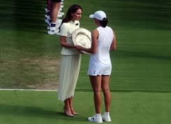 Iga Świątek mistrzynią Wimbledonu. Trofeum odebrała z rąk Księżnej Walii [FOTO]