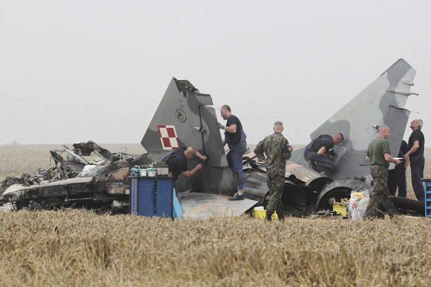 Przygotowania do podniesienia i transportu wraku myśliwca MiG-29 pod Pasłękiem (24.07.2018)