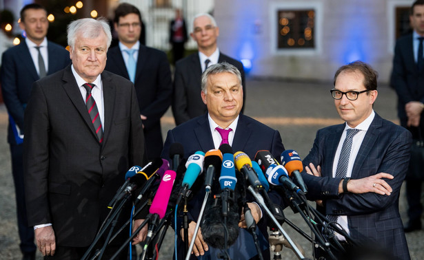 Orban podał kilka przykładów świadczących jego zdaniem o odstępowaniu od kary w przypadku większych państw członkowskich, np. sytuację, gdy szef KE Jean-Claude Juncker uzasadnił rezygnację z sankcji wobec Francji w związku z deficytem budżetowym tym, że „Francja to Francja”.