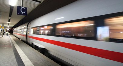 Wskoczył na pociąg ekspresowy sunący prawie 300 km/h. Przejechał trzymając się kabli