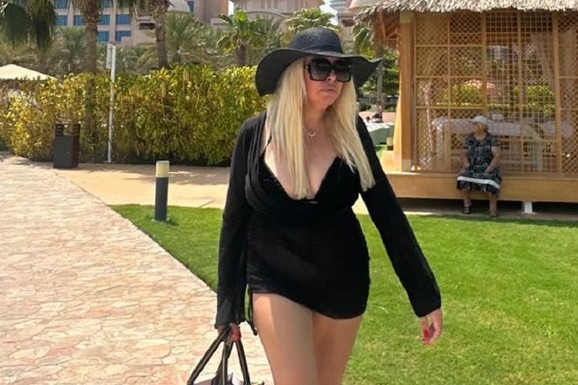 (FOTO) TAŠTA SRPSKOG FUDBALERA NE KRIJE OBLINE Ponosno pokazuje noge i dekolte, a tek da vidite kako se sve slika: Evo na koji način Nela ZARAĐUJE