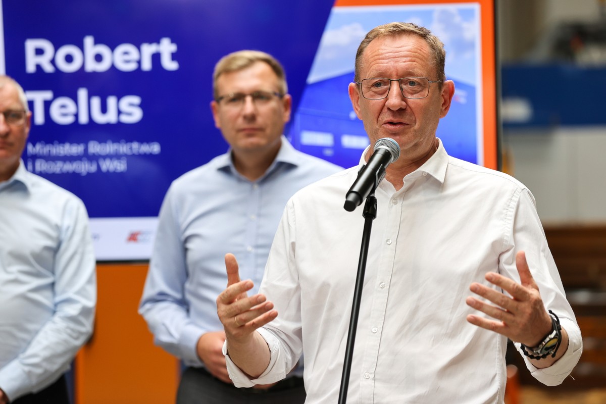 Minister rolnictwa i rozwoju wsi Robert Telus