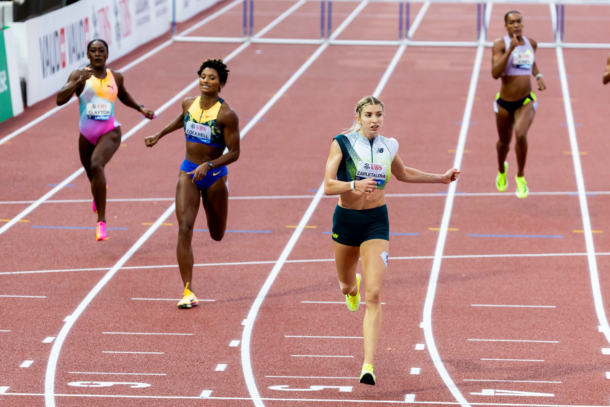 Slovenská atlétka Emma Zapletalová (druhá sprava) v behu na 400 m cez prekážky.
