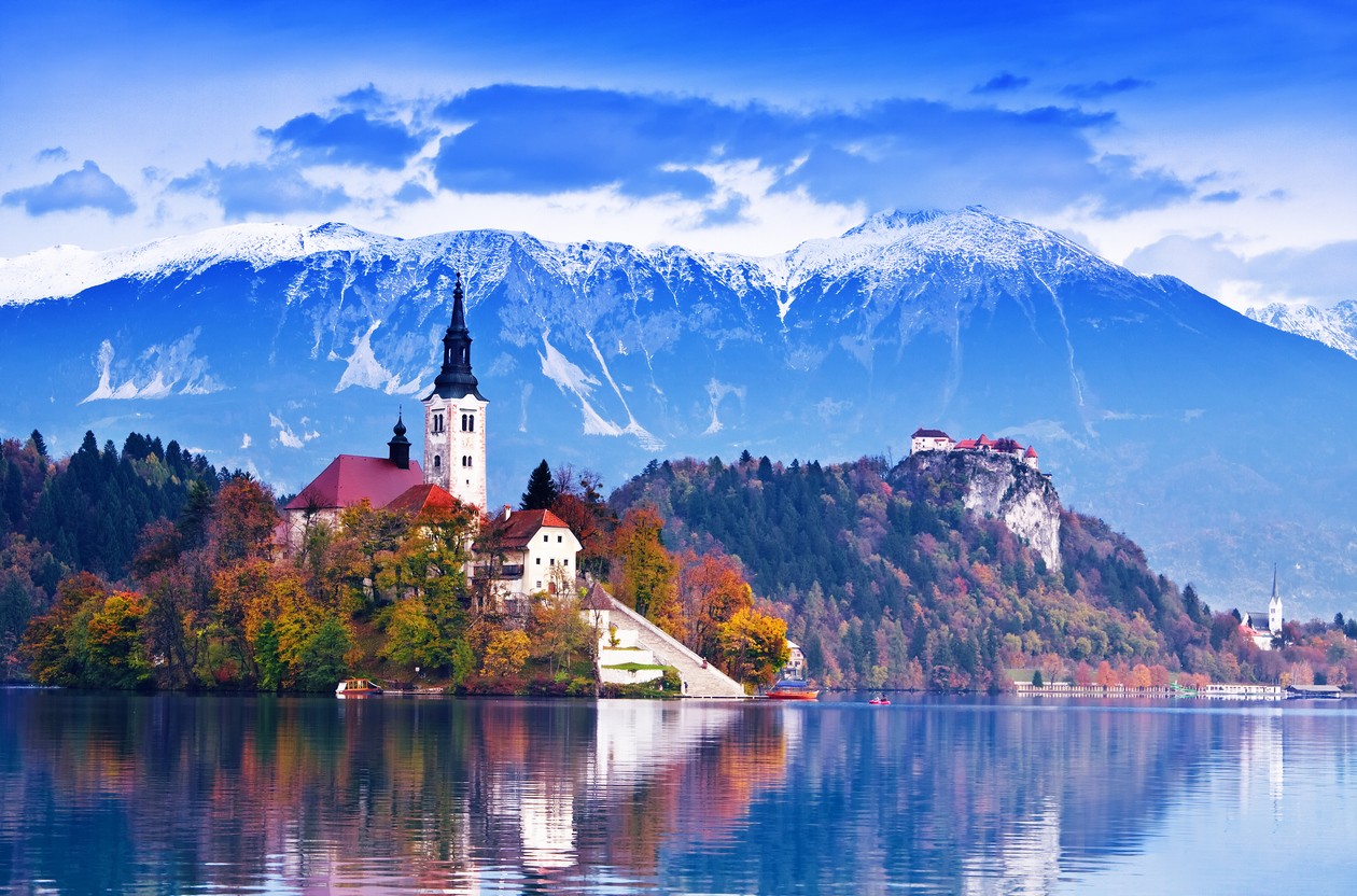 Slovinské mesto Bled s ikonickým jazerom. 