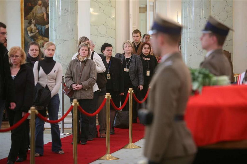 Premier będzie pełnił wartę. Donald Tusk przy trumną prezydenta. Tusk będzie pełnił wartę przy trumnie Lecha Kaczyńskiego.