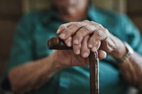 Seniorzy w domach opieki wykluczeni z programu darmowych szczepień