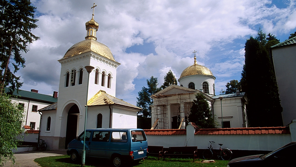 Legenda głosi, że miejsce na monaster wybrał sobie sam św. Onufry. Pewnego dnia rybakom w czasie połowu ukazał się święty i wypowiedział prorocze słowa: "W tym miejscu będą sławić moje imię. Niedługo potem wraz z nurtem Bugu przypłynęła ikona z wizerunkiem św. Onufrego.