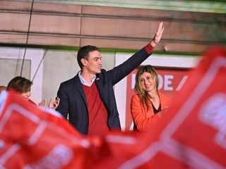 Premier Hiszpanii  Pedro Sanchez po ogłoszeniu sondażowych wyników wyborów