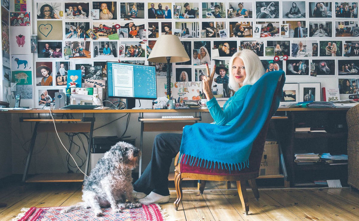 Małgorzata Niezabitowska dziennikarka, autorka książek i scenariuszy. Od 1981 r. współpracowała z „Tygodnikiem Solidarność”, a w latach 1989–1991 była rzecznikiem prasowym rządu Tadeusza Mazowieckiego