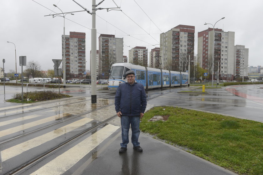 Mężczyzna na tle tramwaju