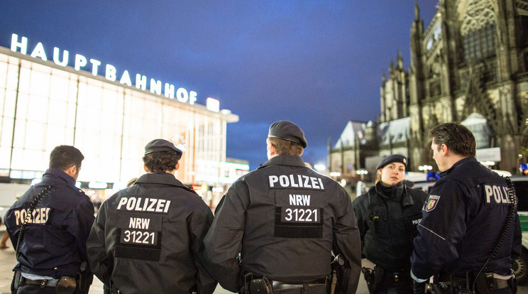 Rendőrök Kölnben / Fotó: MTI