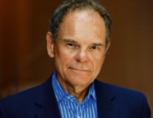 Don Tapscott kandyjski biznesmen, publicysta, konsultant i futurolog specjalizujący się w badaniu wpływu, jaki nowe technologie mają na społeczeństwo. Autor wielu bestsellerów, m.in. „Cyfrowej gospodarki” i „MakroWikiNomii”