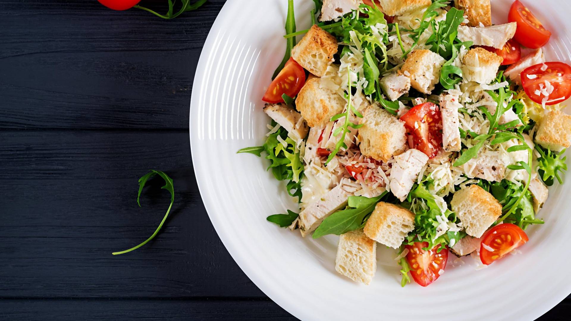Cezar salatu stalno poručujemo u restoranima, a kod kuće možemo da napravimo još bolju - recept koji ćete obožavati
