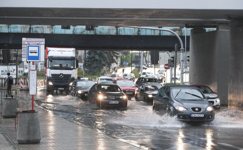 Zalania po burzy, która przeszła nad Warszawą