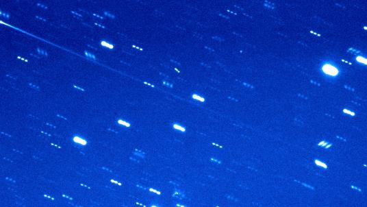 Zdjęcie obiektu 2005 QN173. Jądro komety znajduje się w górnym lewym roku. Fotografię wykonano w lipcu 2021
