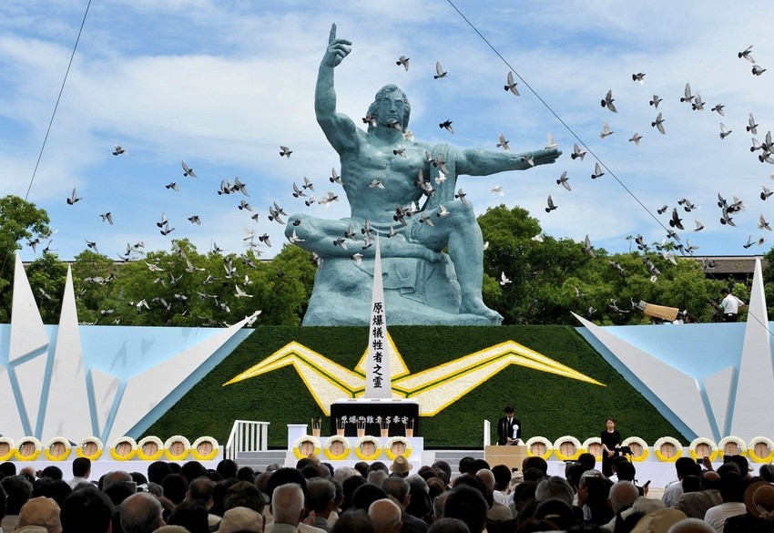 Ceremonija u Memorijalnom parku Mir pored spomenika posvećenog žrtva atomske bombe