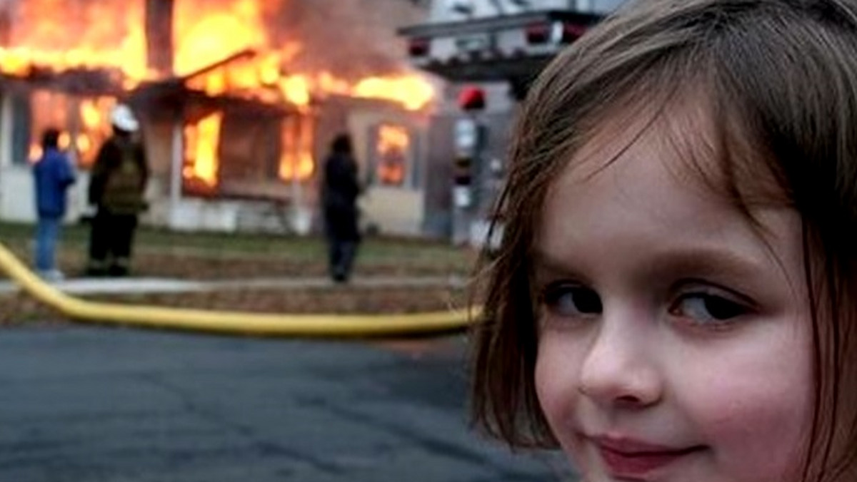 W 2007 roku w serwisie Zoomer pojawiło się zdjęcie małej dziewczynki, która dość przerażająco uśmiecha się na tle płonącego domu. Wkrótce fotografia stała się jedną z najpopularniejszych w internecie a dziecko zostało bohaterem memów nazwanych "podpalaczka" lub "Disaster Girl".