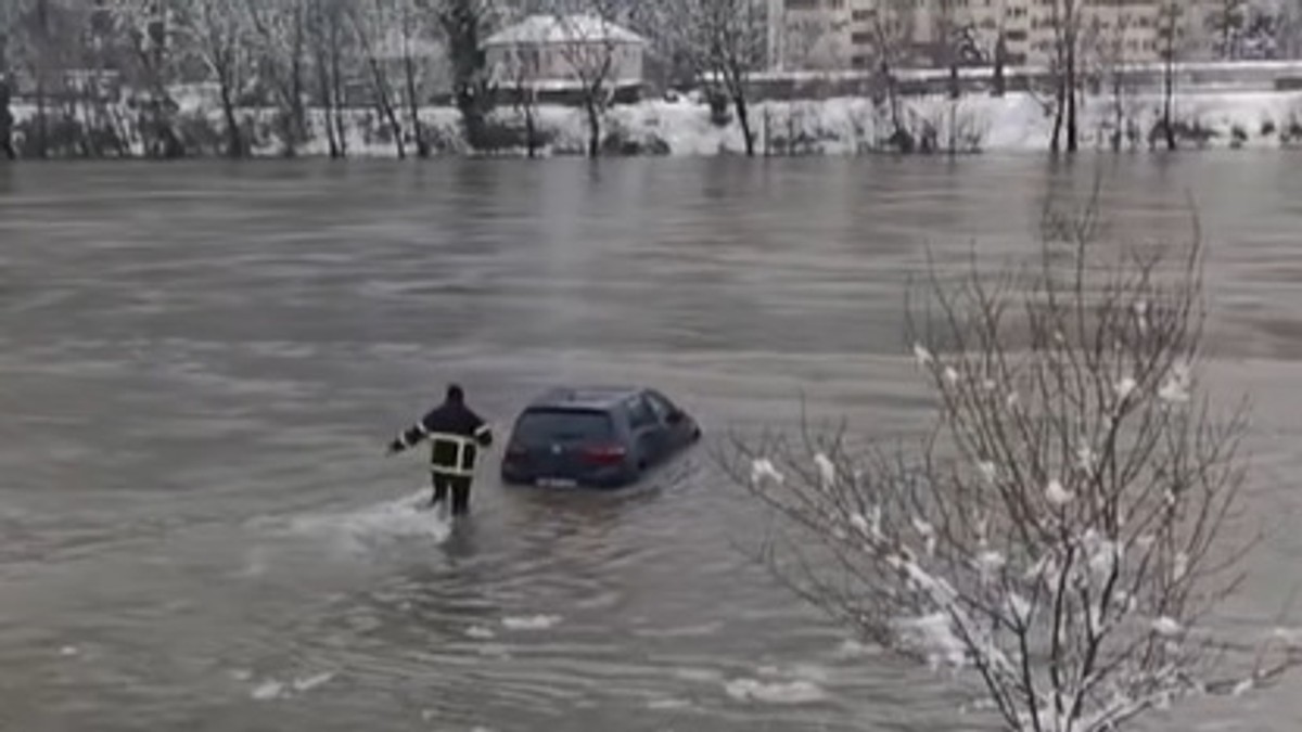 Vatrogasac izvlači auto iz Drine