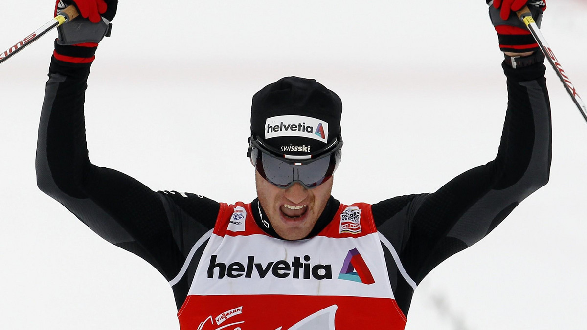 Dario Cologna wygrał we włoskim Dobbiaco siódmy etap narciarskiego cyklu Tour de Ski - bieg na 35 km techniką dowolną. Szwajcar, który jest liderem zawodów, samotnie minął linię mety. Drugi Norweg Petter Northug stracił do niego 1.15,8.