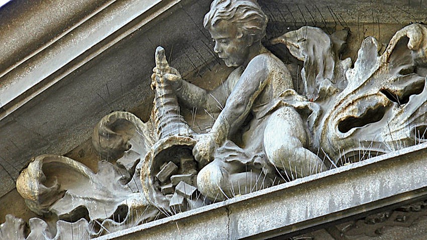 Samo kamena figura dečaka koji prosipa sapune na vrhu prednjeg zida nagoveštava vanvremensku vrednost Žakove zaostavštine