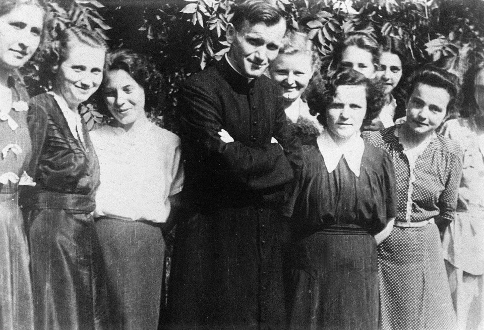 Karol Wojtyła z uczennicami, Kraków, 1951 r.