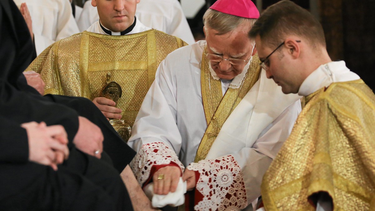 Wielki Czwartek, początek Triduum Paschalnego i koniec Wielkiego Postu, to także dzień, w którym w trakcie wieczornej liturgii wspominamy Ostatnią Wieczerzę. Dziś przypomina się także ustanowienie sakramentów Eucharystii i Kapłaństwa, a na koniec dnia Najświętszy Sakrament zostaje procesyjnie przeniesiony do tzw. ciemnicy, gdzie w wielu kościołach adorować go będzie można przez całą noc.