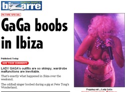 Lady GaGa błysnęła biustem na koncercie