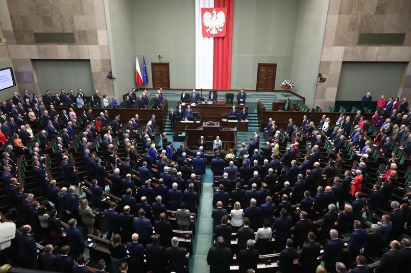 W kolejnym głosowaniu Sejm przyjął uchwałę wraz z poprawką.