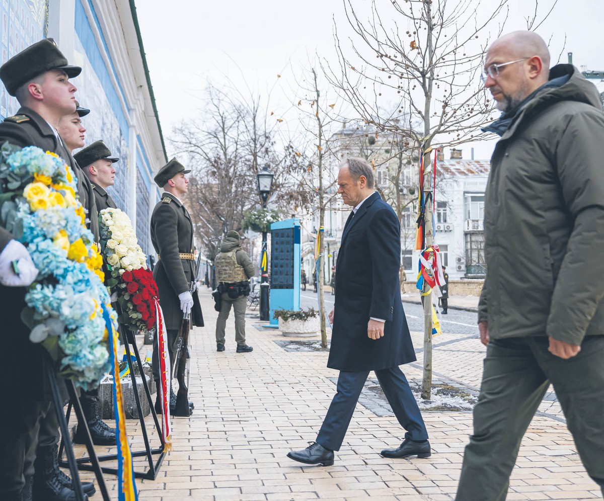 Premierzy Donald Tusk i Denys Szmyhal składają kwiaty pod murem pamięci ofiar wojny z Rosją w Kijowie