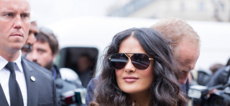 "Meksykańska Barbie". Fani rozpływają się nad ZDJĘCIAMI Salmy Hayek z basenowych igraszek z mężem