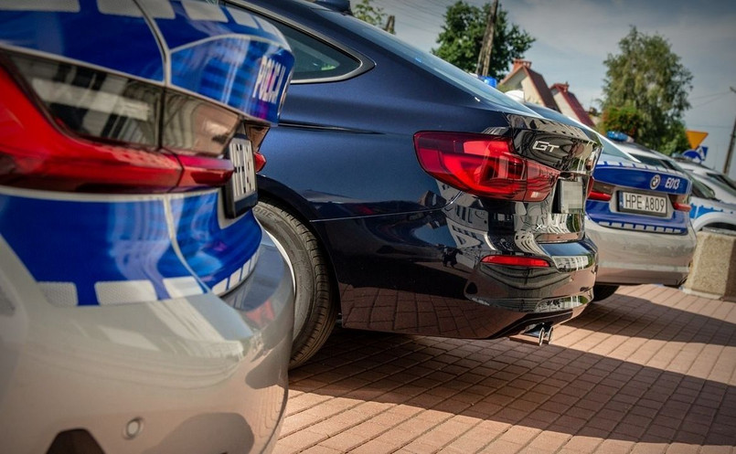 Nowe radiowozy: nieoznakowane BMW serii 3 Gran Turismo xDrive i oznakowane BMW serii 3