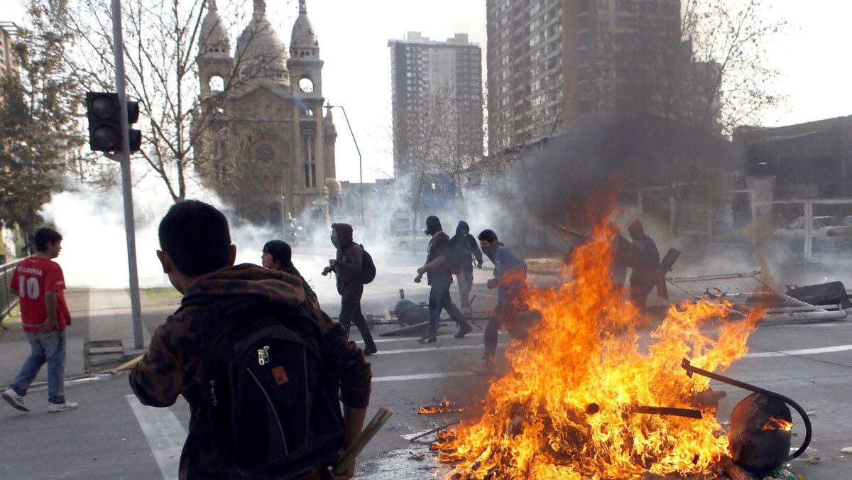 Nie tylko w Wielkiej Brytanii trwają zamieszki. Po wtorkowych demonstracjach studenckich w Chile aresztowano ponad 550 osób. Na ulice Santiago wyszło około 60 tys. osób. Początkowo pokojowy przemarsz zamienił się gwałtowne zamieszki. W czasie protestów podpalano samochody, okradano sklepy, a część demonstrantów wdała się w walkę z policją, zmuszoną do użycia gazu łzawiącego - donosi CNN.