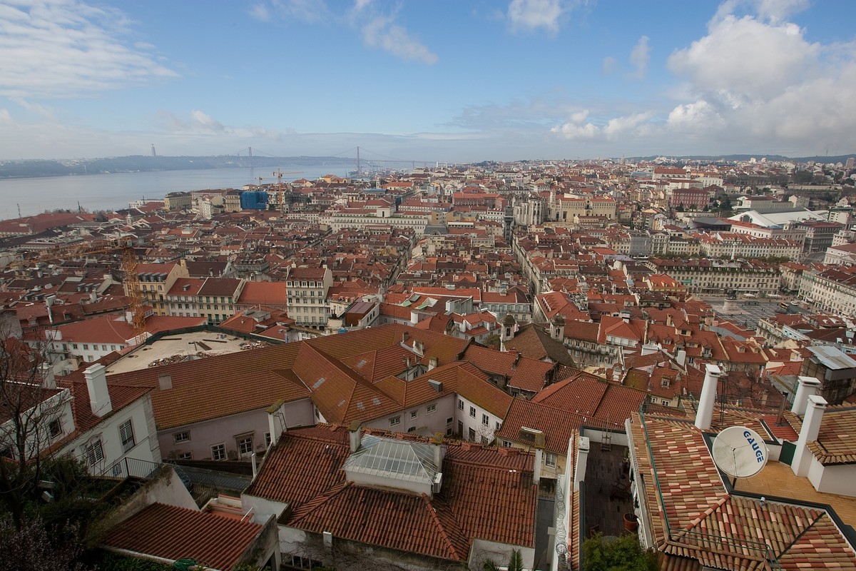Widok na stolicę Portugalii Lizbonę. Centrum miasta Lizbona z Zamku Sao Jorge. Fot. Bloomberg