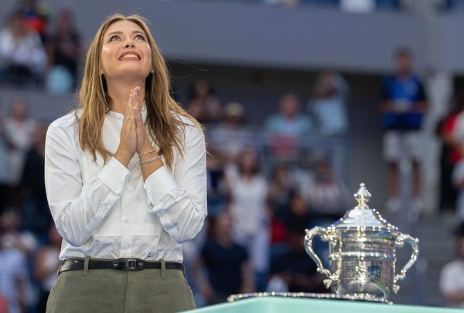 Marija Šarapova pored trofeja US Opena
