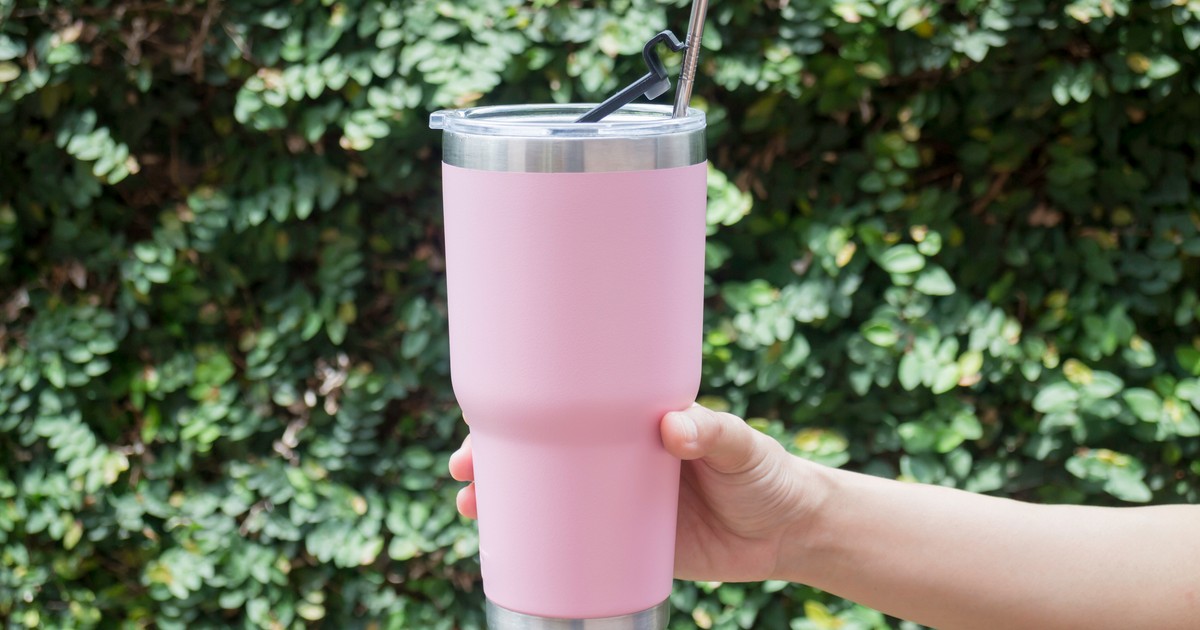 Praktyczny gadżet nie tylko dla „jesieniary”: designerskie kubki termiczne