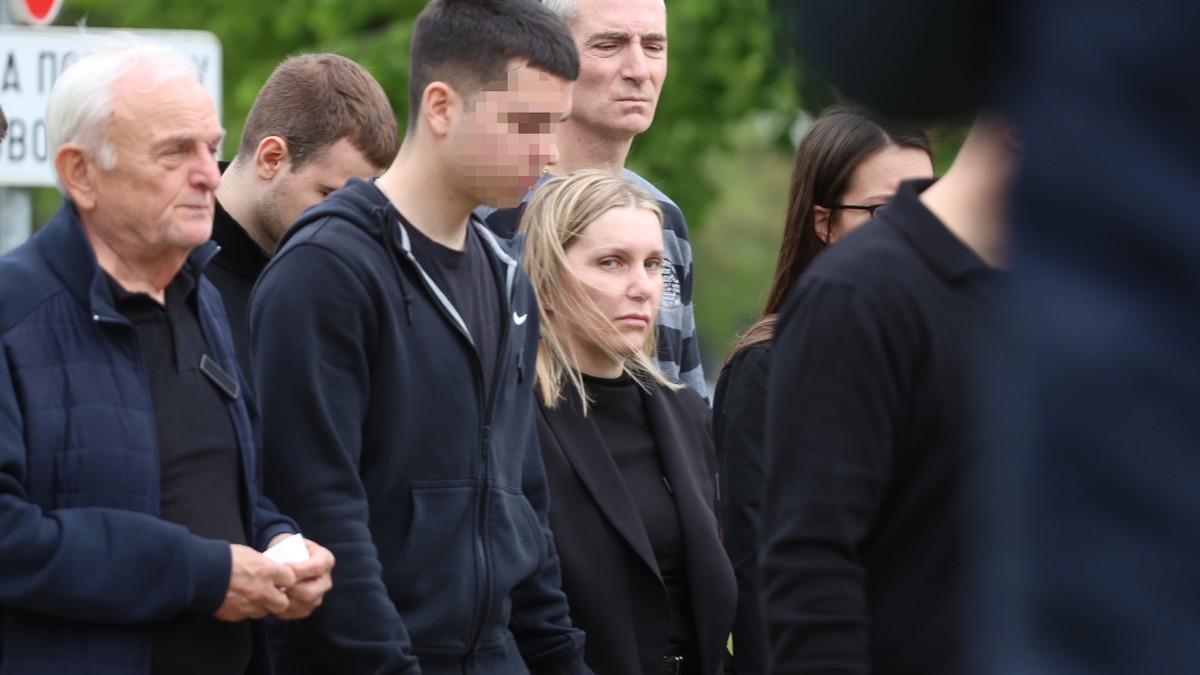 SAHRANJEN PEVAČ SAŠA KATANČIĆ (49) Potresne scene na Novom bežanijskom groblju: Bol i suze na licu porodice i kolega