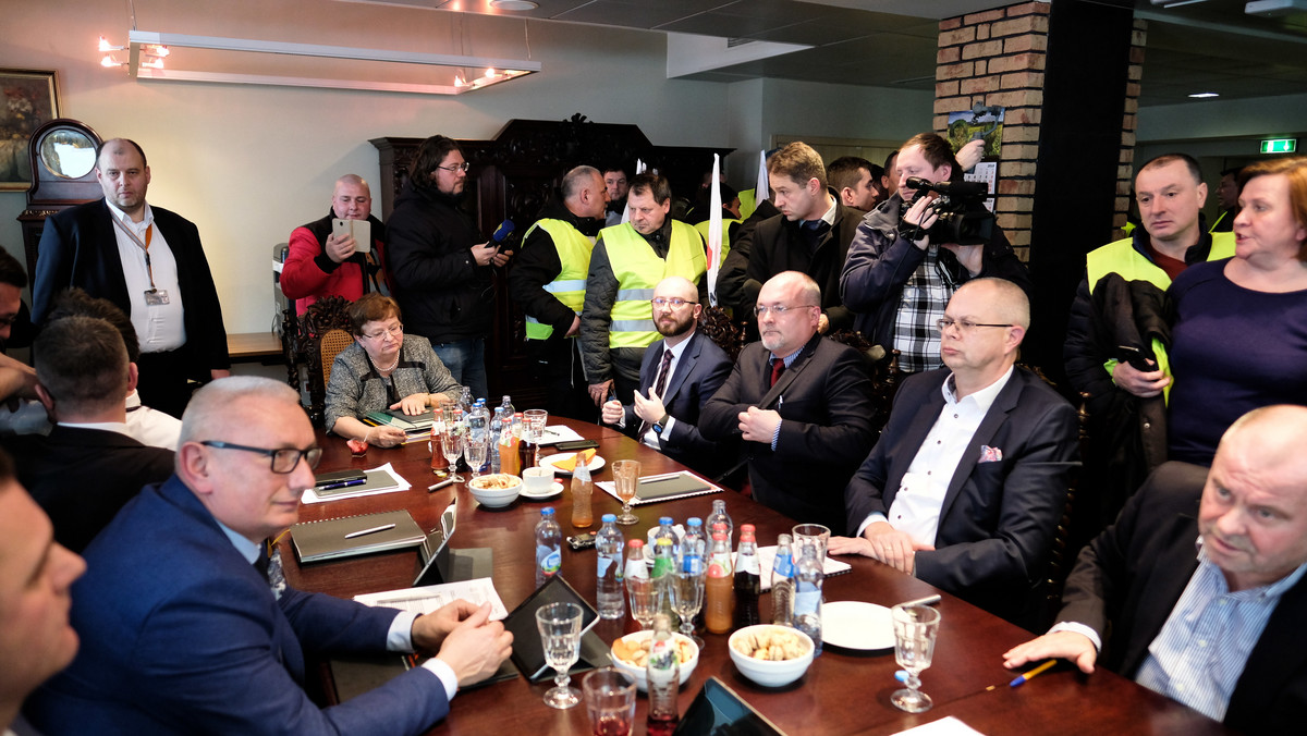 Związkowcy zablokowali dziś obrady rady nadzorczej Jastrzębskiej Spółki Węglowej po odwołaniu wiceprezesów Jolanty Gruszki i Artura Dyczki. Obawiają się też, że prezes spółki Daniel Ozon zostanie zmuszony przez resort energii do rezygnacji. Oskarżają PiS o nepotyzm. Przed siedzibą zarządu JSW odbył się dziś protest w obronie obecnego prezesa JSW.