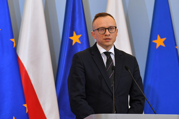 Warszawa, 22.04.2022. Wiceminister finansów Artur Soboń podczas konferencji prasowej w KPRM w Warszawie.