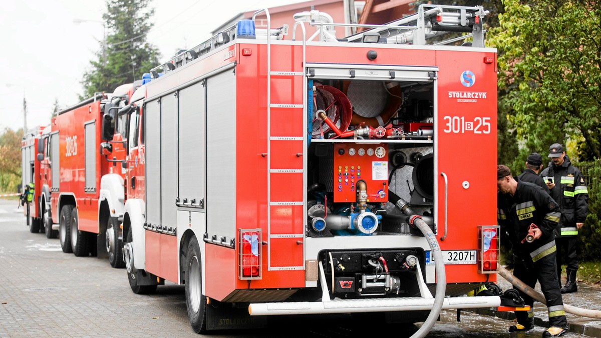 Jedna osoba zginęła, a dwie zostały ranne w nocnym pożarze drewnianej altany w Piekarach Śląskich - podało Wojewódzkie Centrum Zarządzania Kryzysowego w Katowicach (WCZK). Był to już trzeci poważny pożar w regionie w ciągu minionej doby.