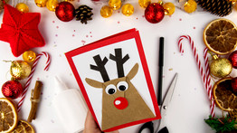 Készítsen cuki rénszarvasos karácsonyi üdvözlőlapot: mutatjuk lépésről lépésre