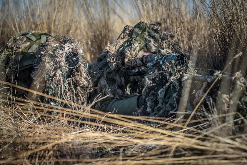 Trening strzelców wyborowych na poligonie w Nowej Dębie